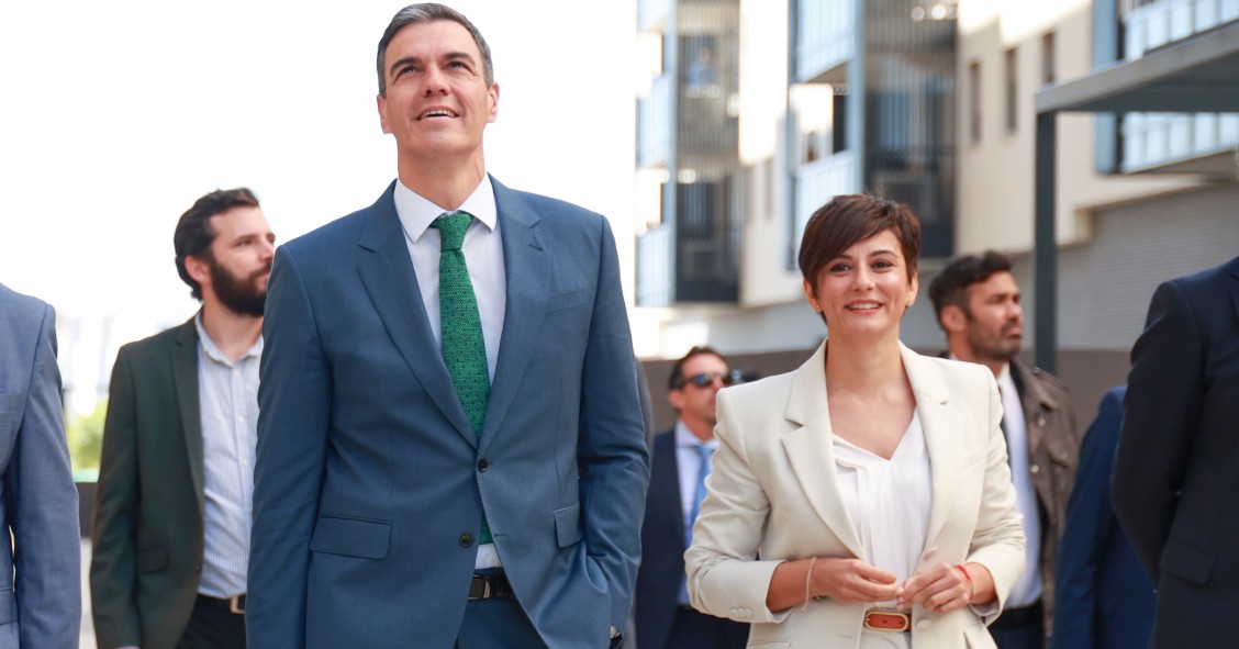 Archivo - (i-d): El presidente del Gobierno, Pedro Sánchez, y la ministra de Vivienda y Agenda Urbana, Isabel Rodríguez. 