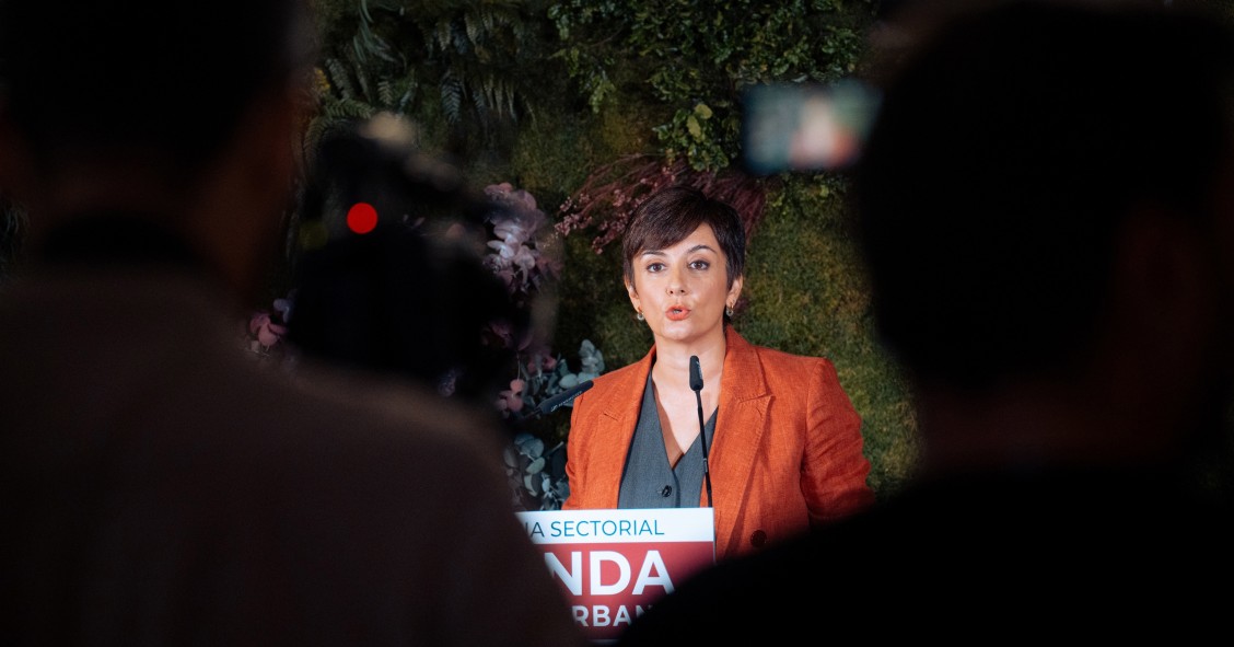 La ministra de Vivienda, Isabel Rodríguez, durante una rueda de prensa, antes de la Conferencia Sectorial de Vivienda con los responsables autonómicos, en la sede del Ministerio, a 3 de octubre de 2024, en Madrid (España). 