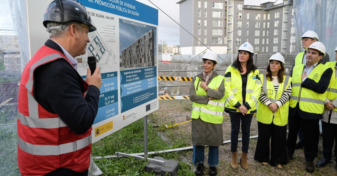 La ministra de Vivienda y Agenda Urbana, Isabel Rodríguez, visita el barrio de Xuxán junto a la conselleira de Vivenda e Planificación de Infraestruturas de la Xunta, María Martínez, y la alcaldesa de A Coruña, Inés Rey