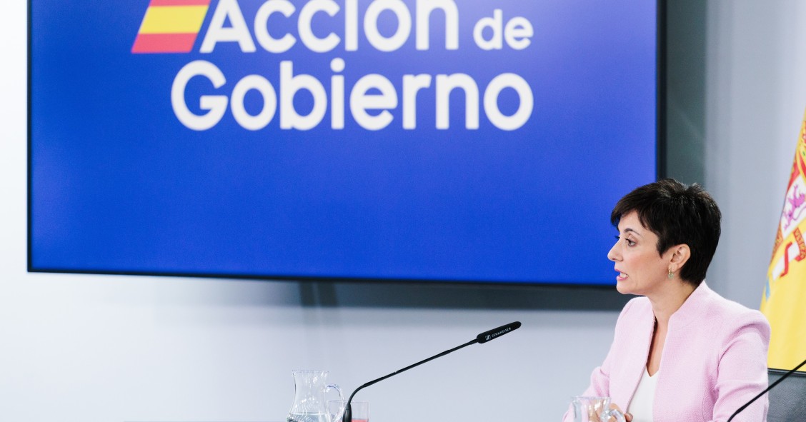La ministra de Vivienda y Agenda Urbana, Isabel Rodríguez, durante una rueda de prensa posterior a la reunión del Consejo de Ministros, en el Palacio de La Moncloa, a 15 de octubre de 2024, en Madrid (España). 