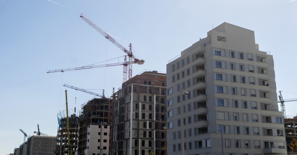 Archivo - Grúas en una zona de construcción de viviendas