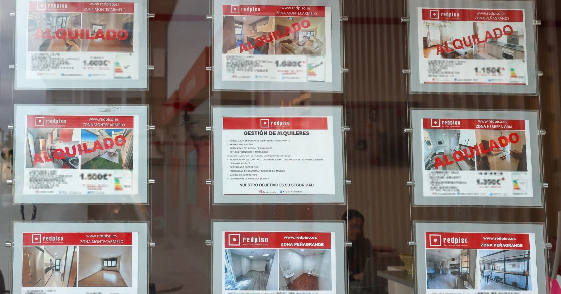 Anuncios en una inmobiliaria, a 17 de octubre de 2024, en Madrid (España). 