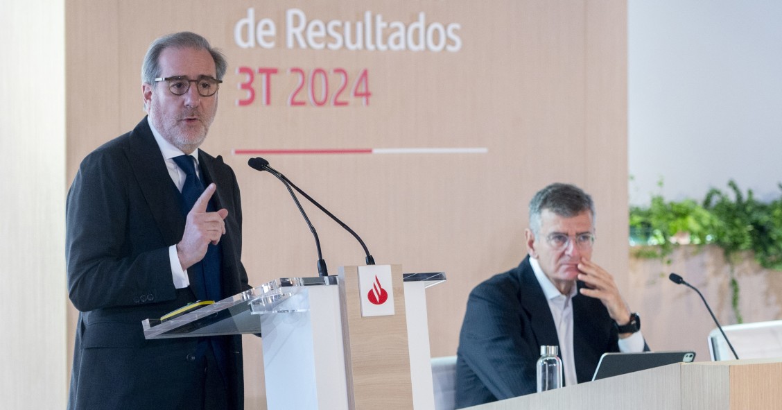 (I-D) El CEO, Héctor Grisi y el director financiero, José García Cantera, durante la presentación del tercer trimestre 2024 por el Banco Santander, en la Ciudad Grupo Santander, a 29 de octubre de 2024, en Boadilla del Monte, Madrid (España).