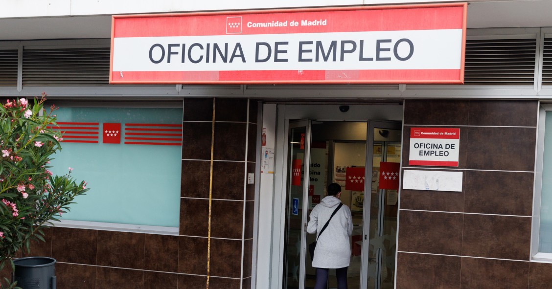 Archivo - Una mujer entrando en una oficina de empleo