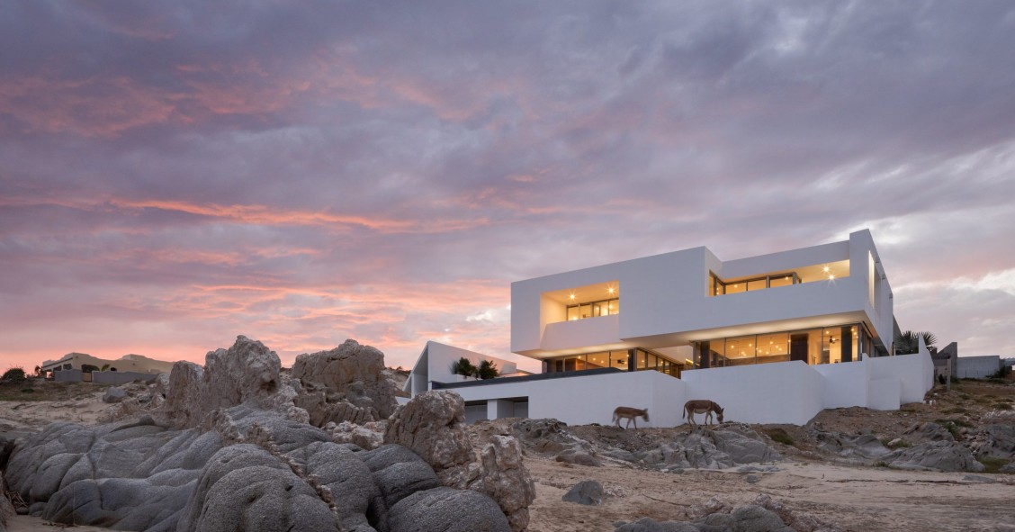 El proyecto está situado en la costa de Los Zacatitos, en Baja California en México, con un diseño de Campos Studio.