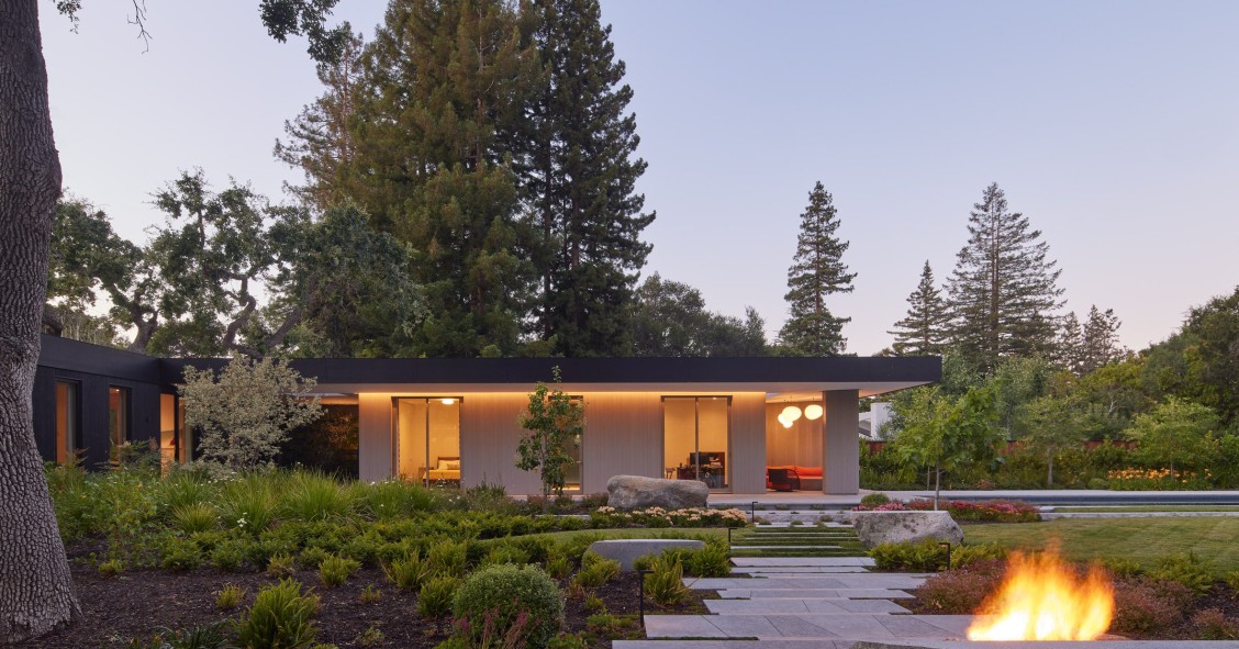 El patio interior no solo conecta visualmente todas las áreas de la vivienda, sino que también mejora la sensación de amplitud en un terreno relativamente pequeño.