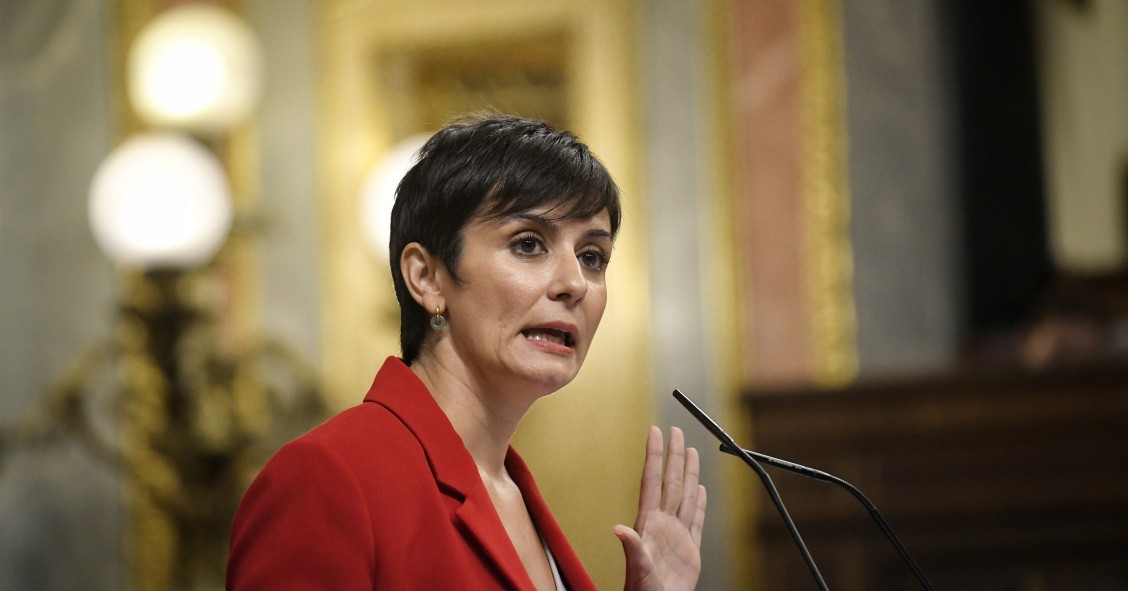 La ministra de Vivienda, Isabel Rodríguez, interviene durante una sesión plenaria en el Congreso de los Diputados, a 23 de octubre de 2024, en Madrid (España).