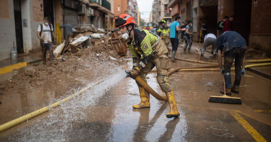 Un bombero sujeta una manguera de extracción, a 4 de noviembre de 2024, en Benetússer, Valencia, Comunidad Valenciana (España).