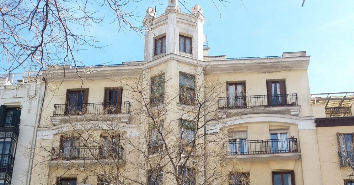 Archivo - Uno de los edificios de viviendas de la socimi Vbare en Madrid