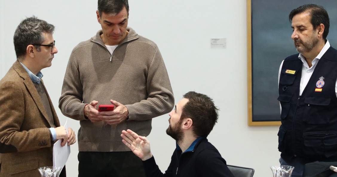 (I-D) El ministro de la Presidencia, Justicia y Relaciones con las Cortes, Félix Bolaños, el presidente del Gobierno, Pedro Sánchez, el director del Gabinete del presidente, Diego Rubio, y el subdirector general de Prevención, Planificación y Emergencias,