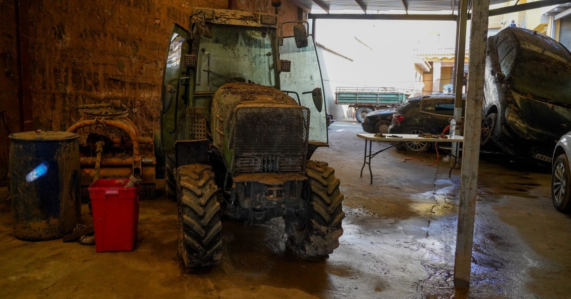 Un tractor lleno de barro en Valencia