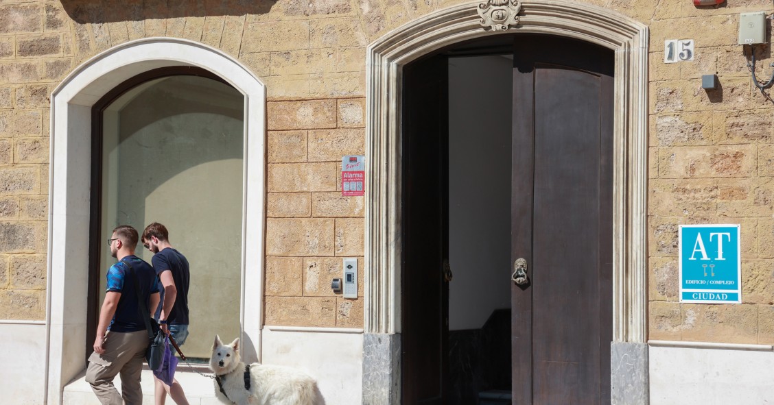 Entrada de acceso a un apartamento turísitico en Cádiz capital