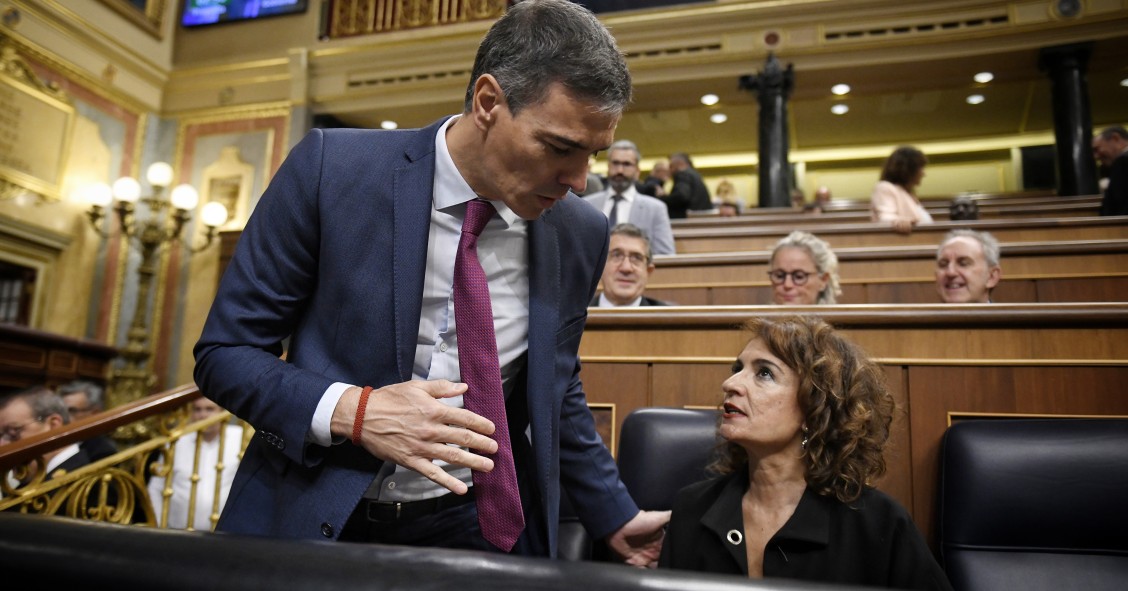 El presidente del Gobierno, Pedro Sánchez y la vicepresidenta primera y ministra de Hacienda, María Jesús Montero, durante una sesión de control al Gobierno, en el Congreso de los Diputados, a 16 de octubre de 2024, en Madrid (España). 