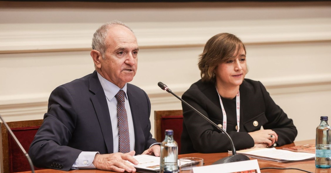 El decano del ICAB, Jesús M. Sánchez García, junto a la presidenta de la Sección de Derecho Civil del ICAB, Marta Legarreta Fontelles, en la inauguración del V Congreso de Derecho Inmobiliario celebrado el miércoles en la sede del ICAB
