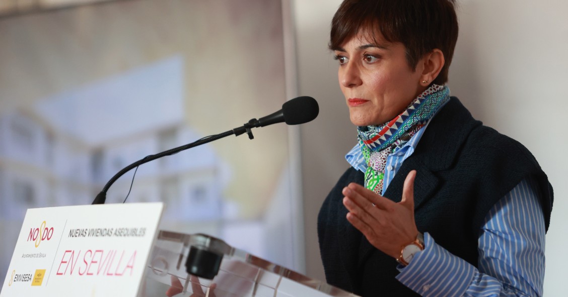 La ministra de Vivienda y Agenda Urbana, Isabel Rodríguez, durante la colocación de primera piedra de la nueva promoción de viviendas protegidas en el barrio de Valdezorras