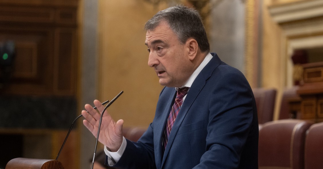 El portavoz del PNV en el Congreso, Aitor Esteban, interviene durante una sesión plenaria, en el Congreso de los Diputados, a 27 de noviembre de 2024, en Madrid (España). 