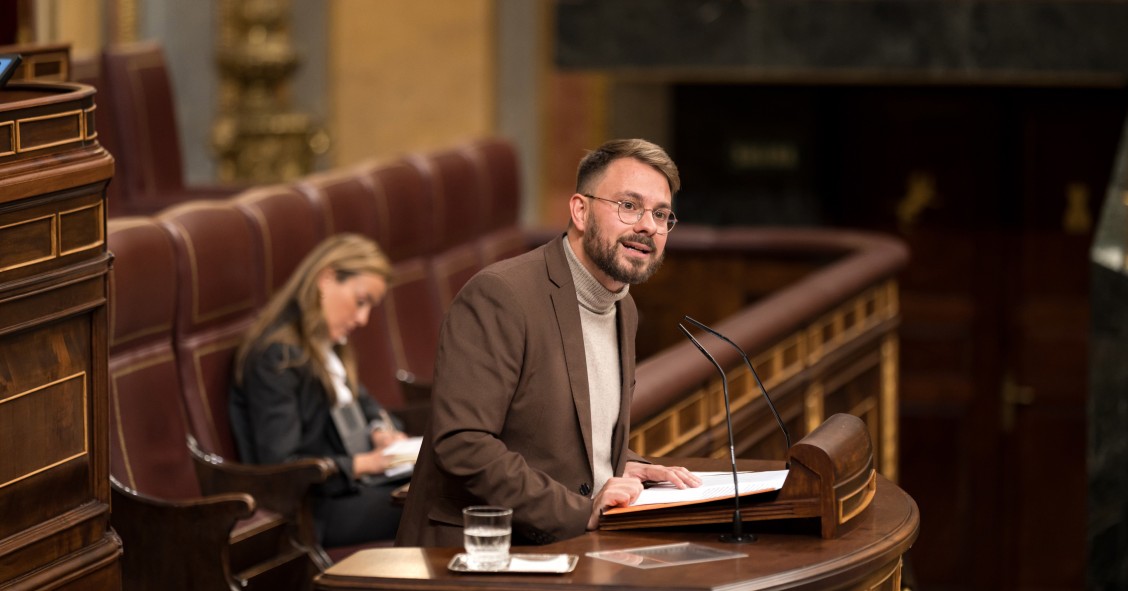 El diputado de Compromís, Alberto Ibáñez, durante una sesión plenaria, en el Congreso de los Diputados, a 26 de noviembre de 2024, en Madrid (España). El Pleno del Congreso celebra esta semana las votaciones para elegir al nuevo presidente del Consejo de 