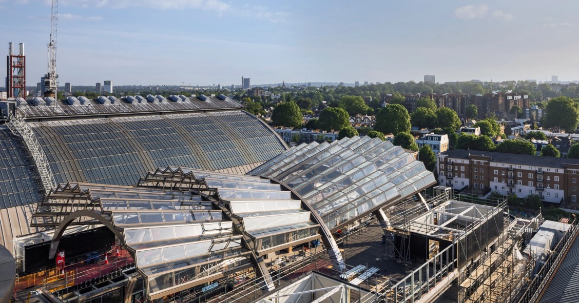 El emblemático centro de exposiciones londinense Olympia está siendo completamente transformado por los estudios Heatherwick Studio y SPPARC. 