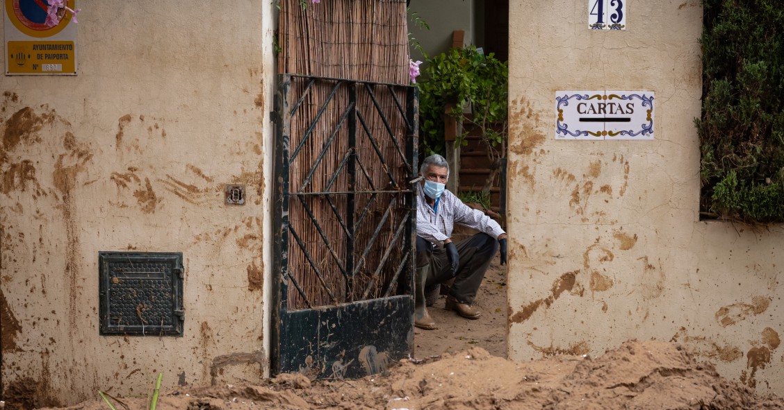 Un hombre sentado en su casa tras la DANA que ha azotado Paiporta