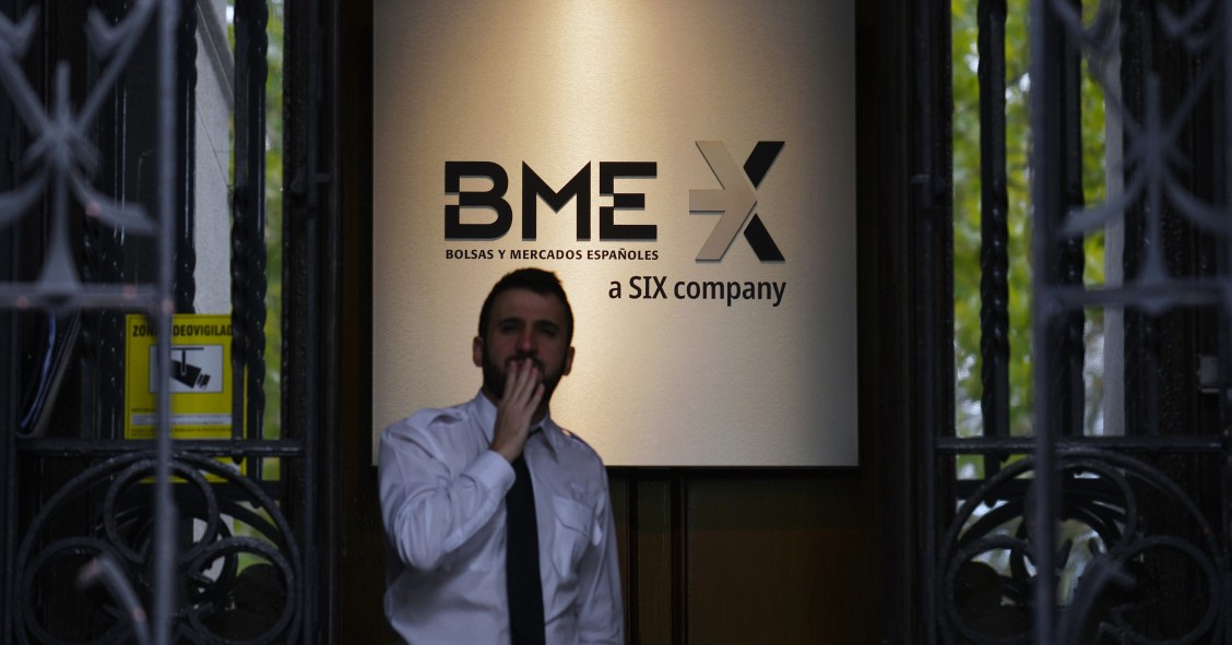 Archivo - Un empleado en el Palacio de la Bolsa, en Madrid (España)