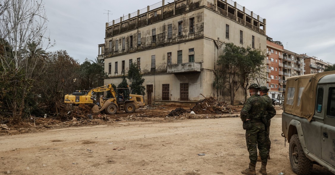 Militares y una máquina excavadora en las inmediaciones del lugar donde han hallado un cadáver, víctima de la DANA, a 12 de diciembre de 2024, en Paiporta, Valencia, Comunidad Valenciana (España).