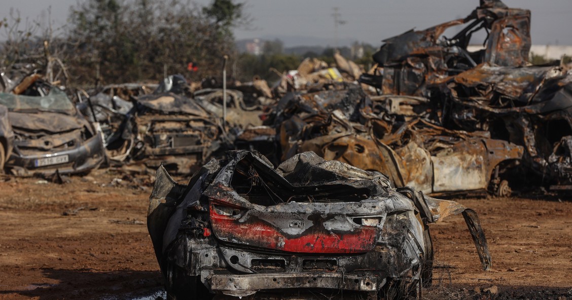 Los restos del incendio de la campa de residuos y vehículos de la DANA, originado ayer, a 17 de diciembre de 2024, en Catarroja, Valencia, Comunidad Valenciana (España).