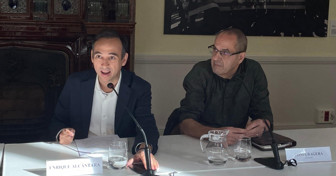 El president d?Apartur, Enrique Alcántara, i el propietari de dos pisos turístics Toni Gragera, durant la roda de premsa.