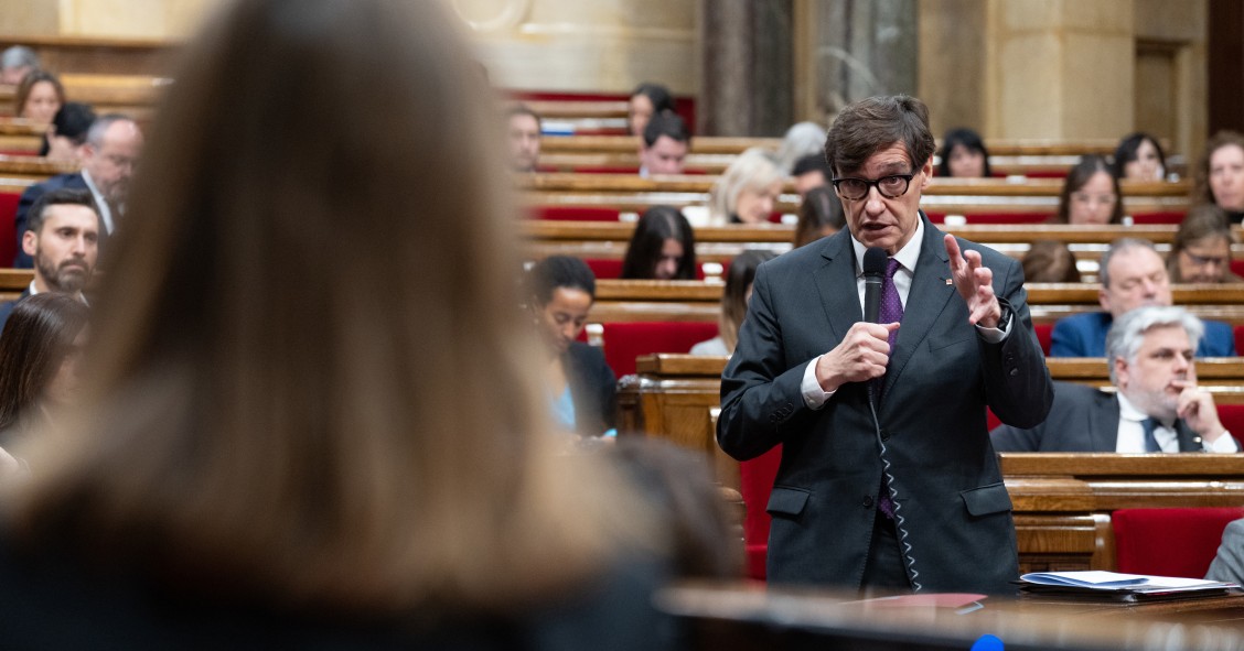 El presidente de la Generalitat, Salvador Illa, responde a la líder de los Comuns, Jéssica Albiach, durante la sesión de control en el pleno del Parlament