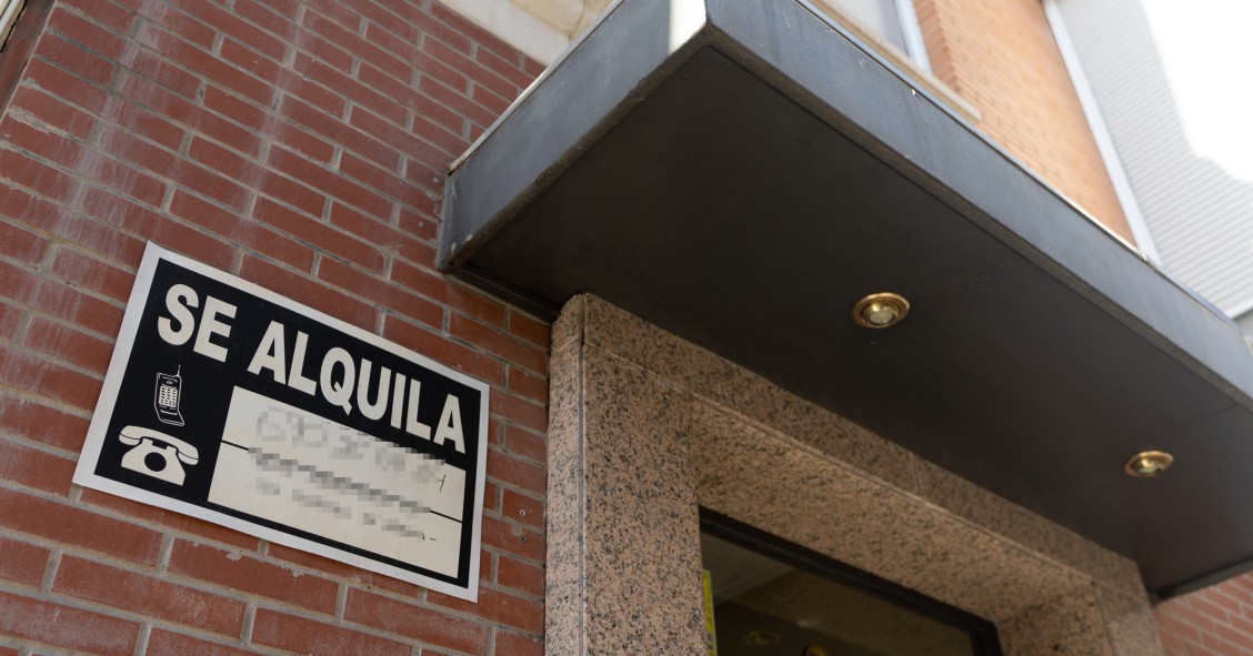 Archivo - Un cartel de 'Se alquila' en un edificio de viviendas