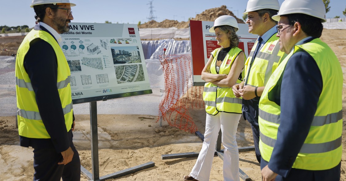 Archivo - El consejero de Transportes, Vivienda e Infraestrcuturas, Jorge Rodrigo, ha visitado las obras del Plan Vive en Boadilla del Monte en la calle Fray Bartolomé de las Casas