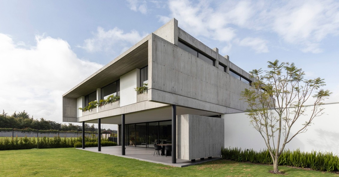 La Casa Binocular, diseñada por Gabriel Rivera Arquitectos y ubicada cerca de Quito, Ecuador.