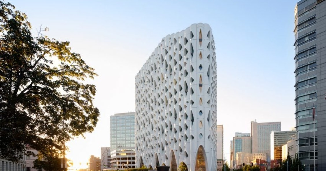 El Hotel Populus se ubica en el centro de Denver y ha sido diseñado por el estudio de arquitectura Studio Gang.