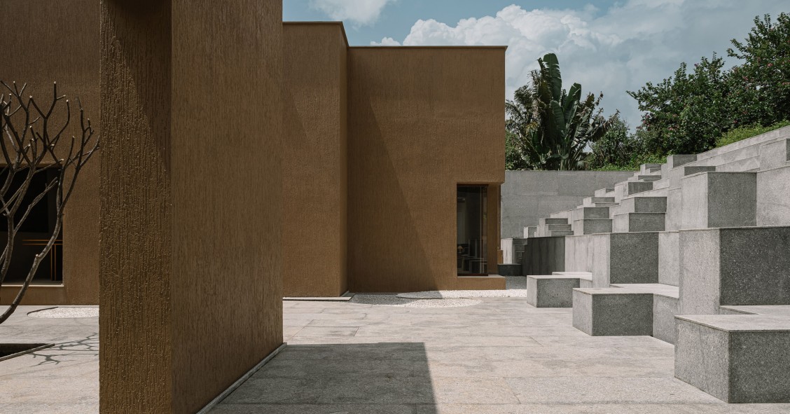 La residencia Sār en Pune (India) está diseñada por el arquitecto Girish Doshi y se concibe como el primer espacio físico para la marca de muebles Sār.