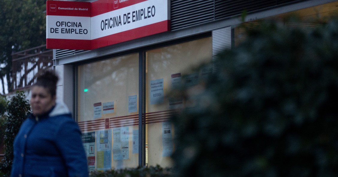 Archivo - Un cartel de una oficina de empleo en la Comunidad de Madrid