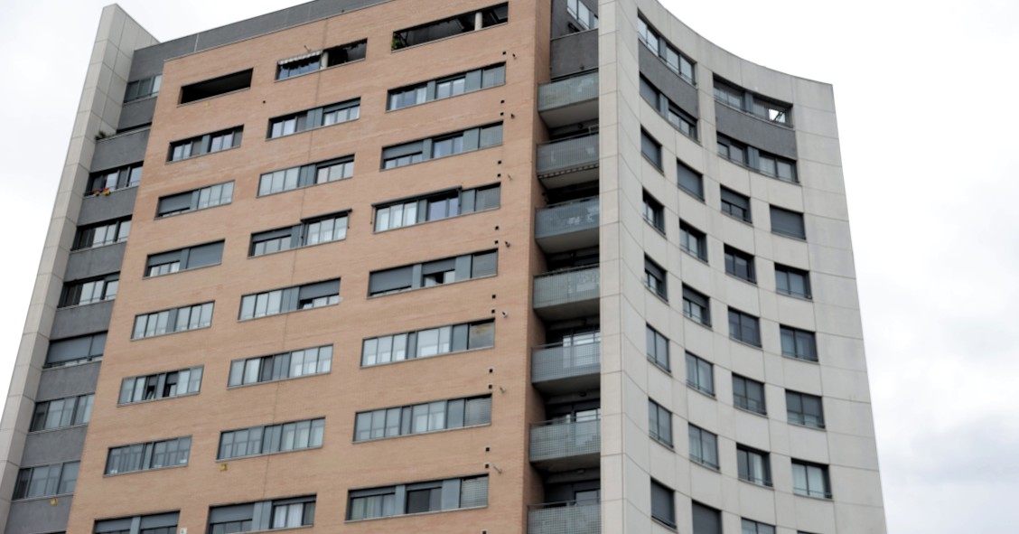 Archivo - Bloques de edificios en Madrid.