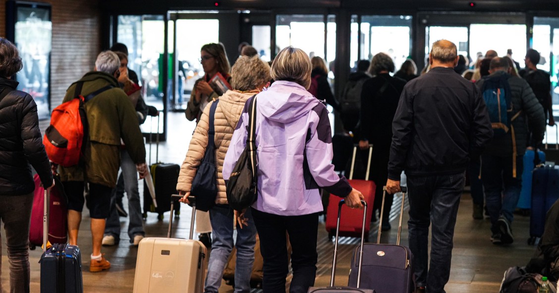 Archivo - Pasajeros de la Estación de tren de Santa Justa