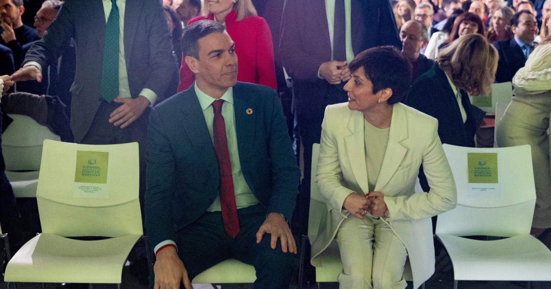 El presidente del Gobierno, Pedro Sánchez y la ministra de Vivienda y Agenda Urbana, Isabel Rodríguez, durante el foro 'Vivienda, quinto pilar del Estado del Bienestar'. 