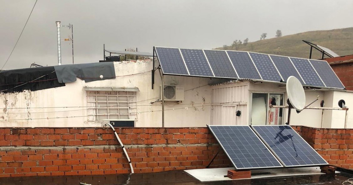 Archivo - Placas solares en una casa de la Cañada Real