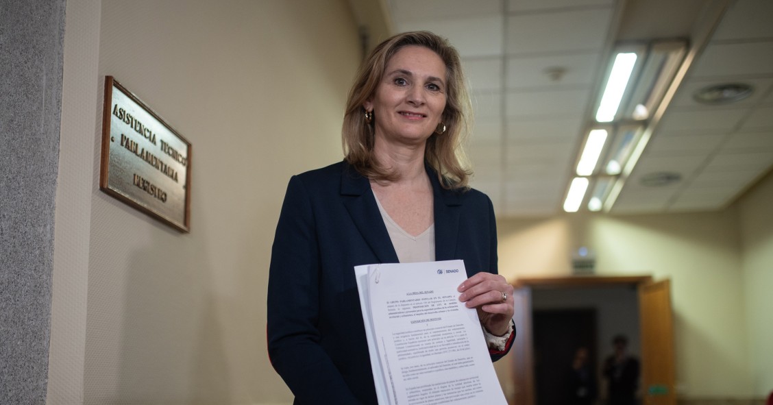 La vicesecretaria de Desarrollo Sostenible del PP, Paloma Martín, posa tras registrar en el Senado la reforma de la Ley del Suelo, a 31 de enero de 2025. en Madrid (España). 
