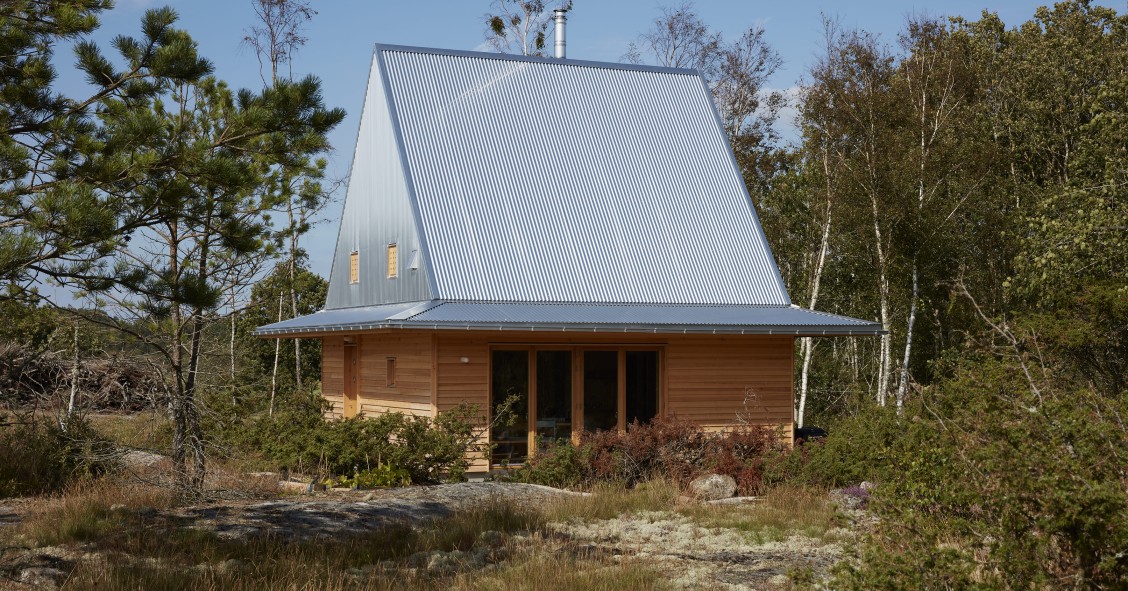 La Hee House es una cabaña diseñada por el Studio Ellsinger y ubicada cerca de la playa de Heestrand, en la costa oeste de Suecia.