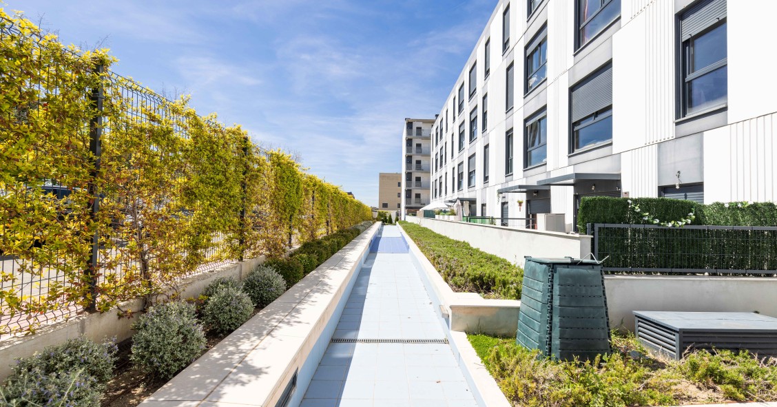 Zurich compra dos edificios residenciales alquilados de AXA en Madrid