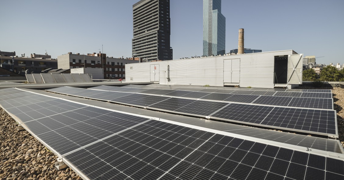 Paneles solares en un edificio de Barcelona