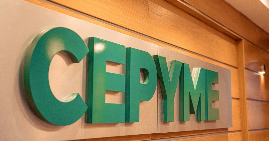 Archivo - Imagen del logo de Cepyme en la pared de la sede de la confederación