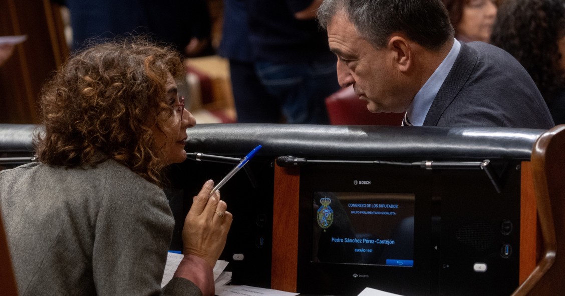 Archivo - La vicepresidenta primer y ministra de Hacienda, María Jesús Montero, y el portavoz del PNV en el Congreso, Aitor Esteban, conversan durante una sesión plenaria, en el Congreso de los Diputados, a 26 de noviembre de 2024, en Madrid (España).