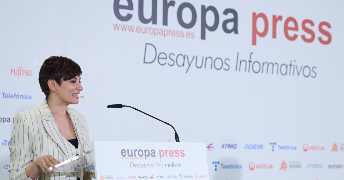 La ministra de Vivienda, Isabel Rodríguez, interviene durante un desayuno informativo de Europa Press, en el Hotel Hyatt Regency Hesperia, a 20 de febrero de 2025, en Madrid (España).