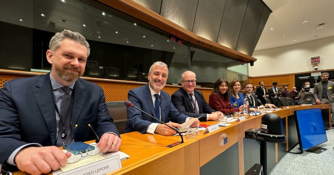 El alcalde de Barcelona, Jaume Collboni, junto a líderes de gobiernos locales de 11 ciudades europeas más