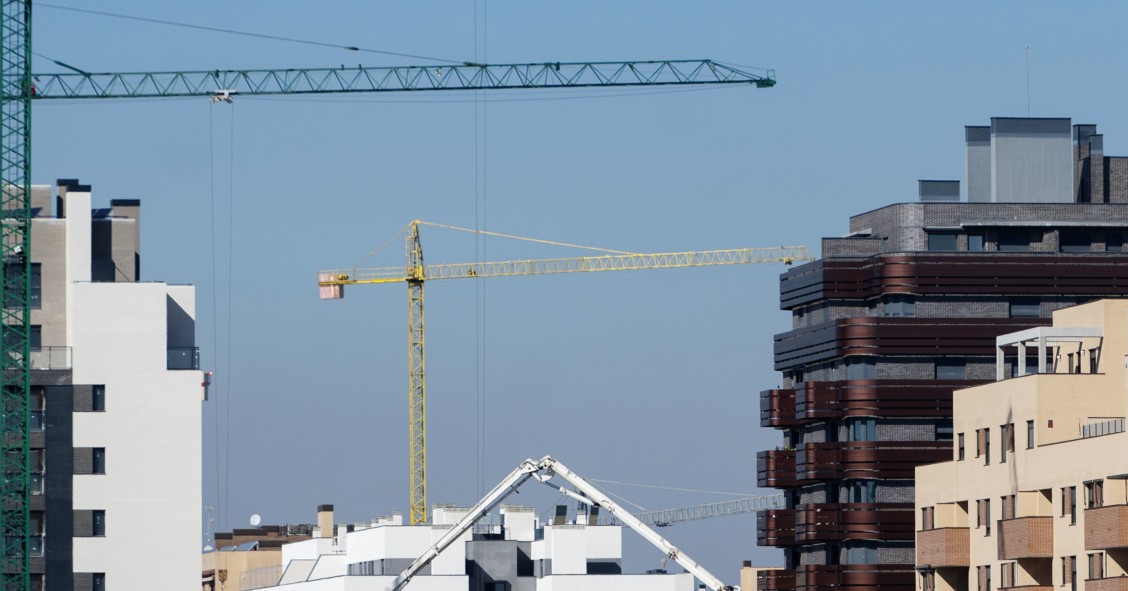 Grúas en una zona de construcción de edificios. 