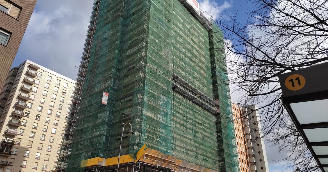 Archivo - Obras de rehabilitación en un edificio. 