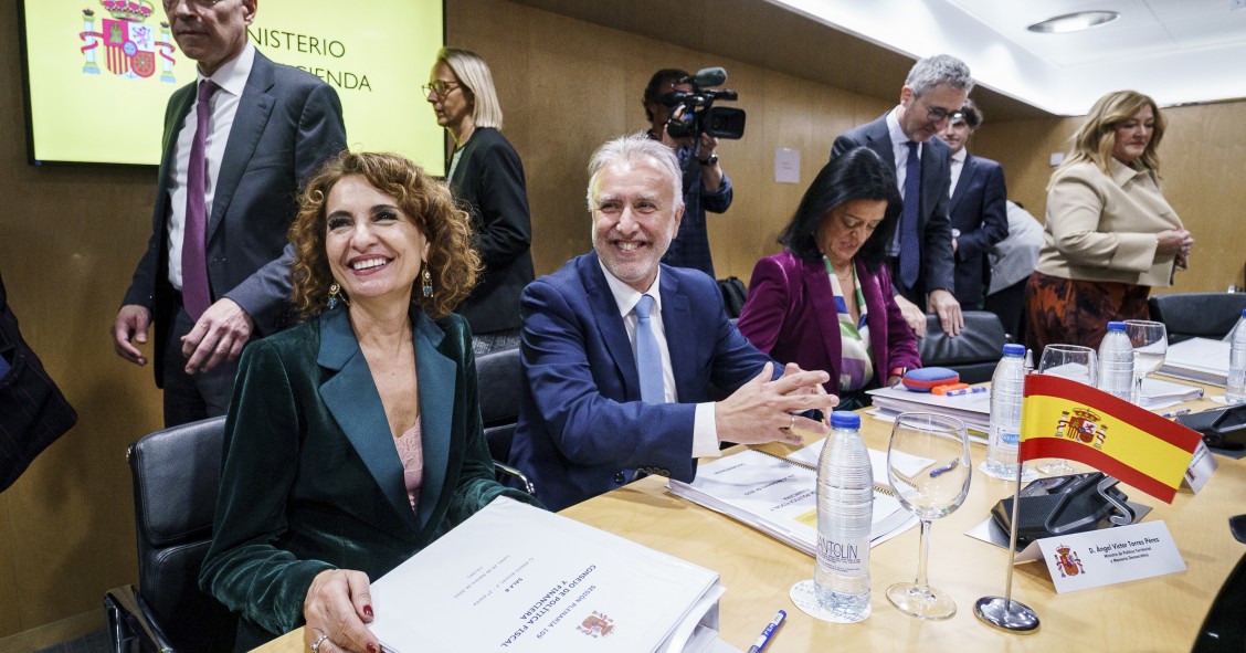 La vicepresidenta primera del Gobierno y ministra de Hacienda, María Jesús Montero, y el ministro de Política Territorial y Memoria Democrática, Ángel Víctor Torres, durante el Consejo de Política Fiscal y Financiera (CPFF), en la sede del Ministerio, a 2