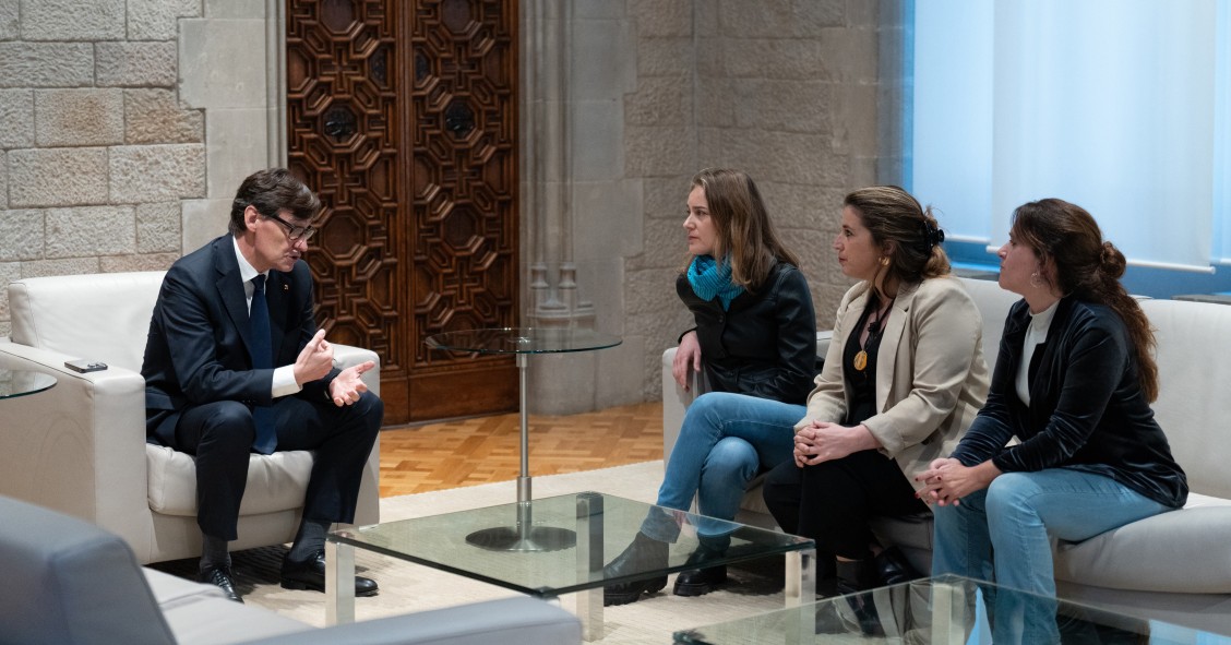 El president de la Generalitat Salvador Illa (1i), la presidenta dels Comuns al Parlament, Jéssica Albiach (2i), i les coordinadores del partit Candela López (2d) i Gemma Tarafa (1d), en una imatge d'arxiu